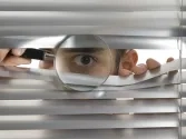 9893-loupe_espion_-___Anton_Prado_PHOTO_-_Fotolia.com.jpg